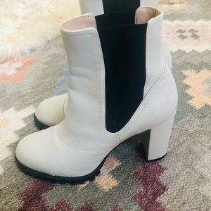 Stuart Weitzman white ankle boot 8